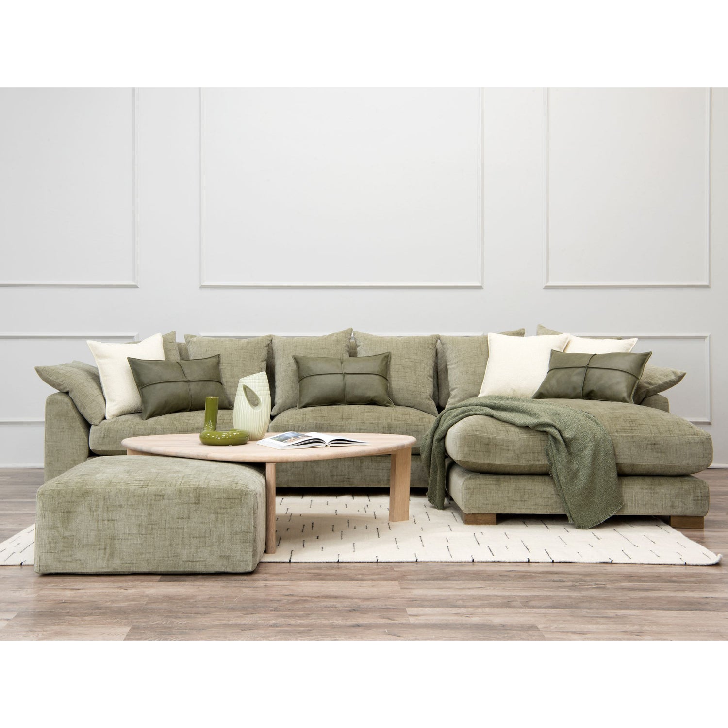 Kuvassa on Epic divaanisohva oikeanpuoleisella XL-divaanilla - verhoiltuna vihreällä Kimono White Sage -kankaalla. Luonnonväriset puujalat. Sohvapöytä ja sen edessä oleva rahi myydään erikseen.