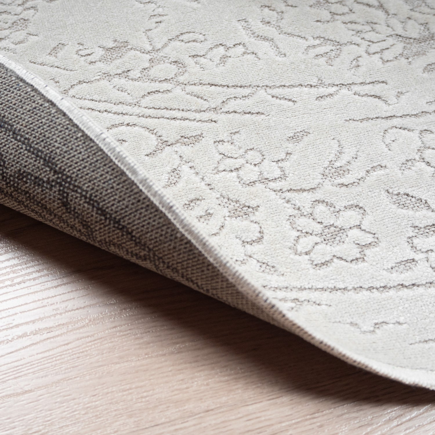 Pyöreän Elisabeth-viskoosimaton valkoista pintaa ja pohjausta. Lyhytnukkaisen maton herkkä kohokuviointi tulee kauniisti esille samettisesta pinnasta.