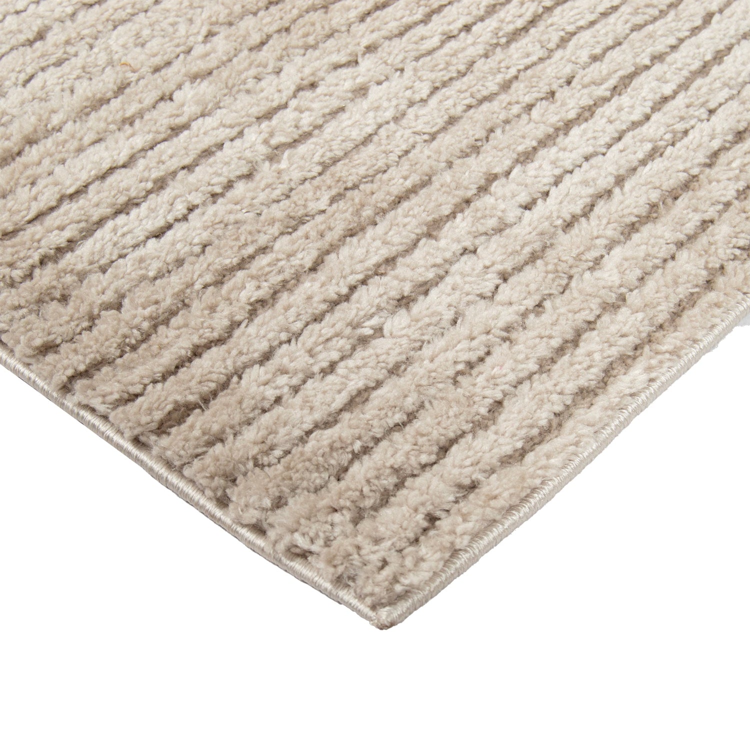 Lähikuvassa Garda-nukkamaton raitakuosi ja kulmausta, beige väri.