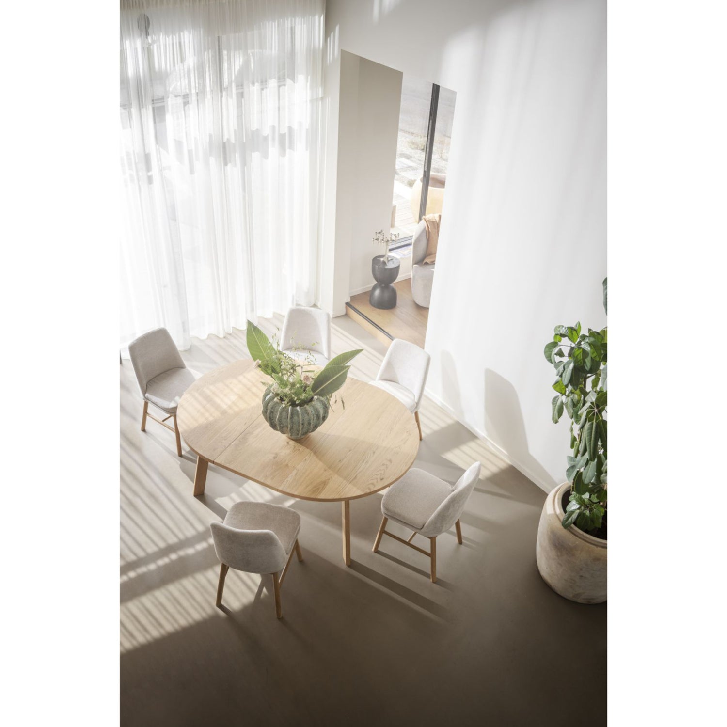 Tammenvärinen Glenside-jatkolevy keskelle kiinnitettynä. (Kuvassa Amesbury-tuoleja, jotka myydään erikseen).