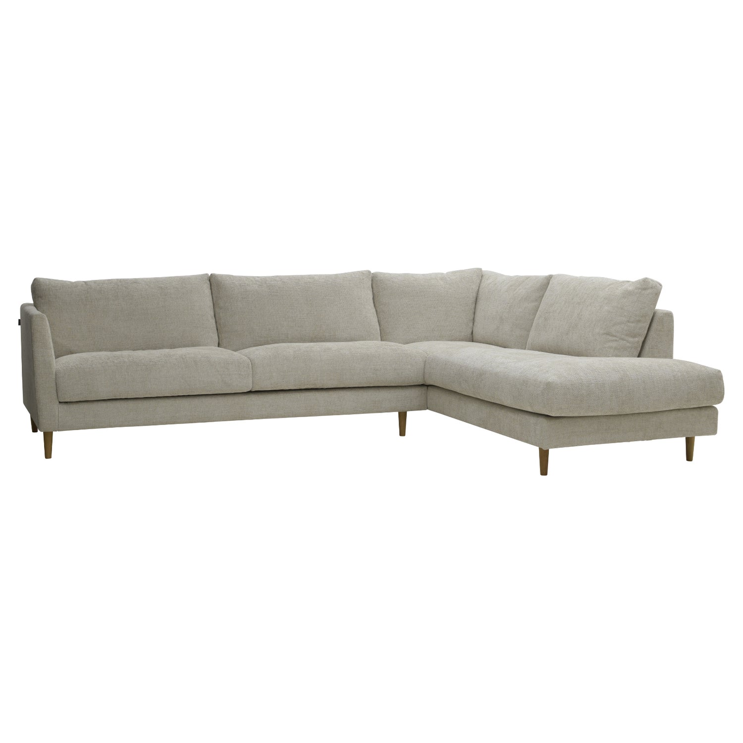 Halla 2KPD-kulmadivaani oikeanpuoleisella divaanilla. Sohva on verhoiltu vaalealla Renegades 01 natural -chenillekankaalla ja siinä 14 cm öljytyt tammijalat.