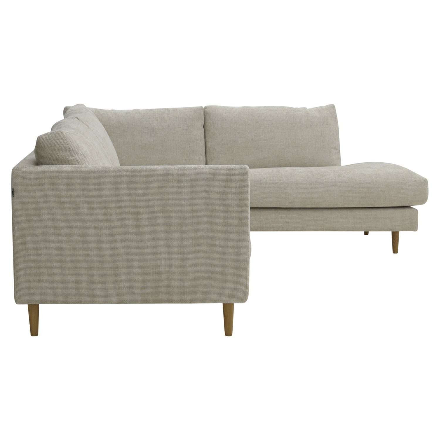 Halla PDK2 -kulmadivaani vasemmanpuoleisella divaanilla. Sohva on verhoiltu vaalealla Renegades 01 natural -chenillekankaalla ja siinä 14 cm öljytyt tammijalat.