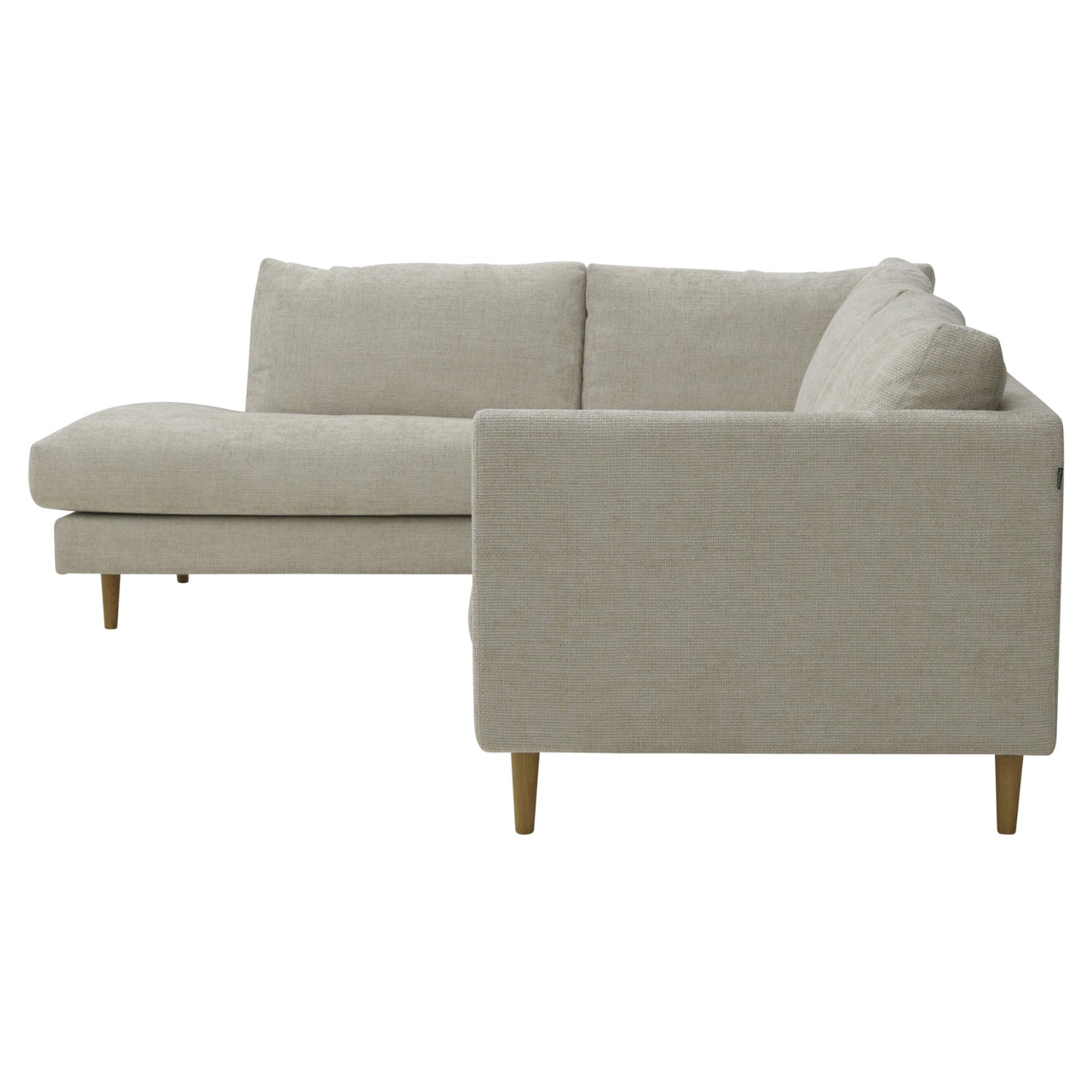 Halla 2KPD-kulmadivaani oikeanpuoleisella divaanilla. Sohva on verhoiltu vaalealla Renegades 01 natural -chenillekankaalla ja siinä 14 cm öljytyt tammijalat.