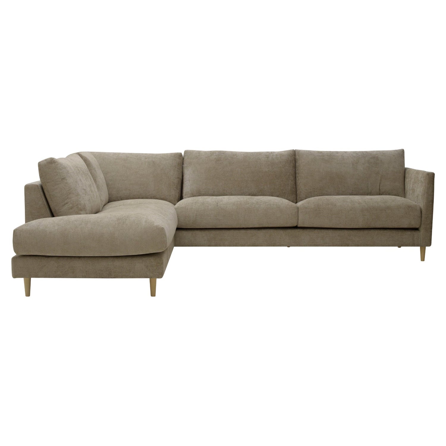 Halla-kulmadivaani vasemmanpuoleisella divaanilla. Sohva on verhoiltu beigenruskealla Vogue 02 -kankaalla. Luonnonväriset 14 cm pyöreäkartiopuujalat.