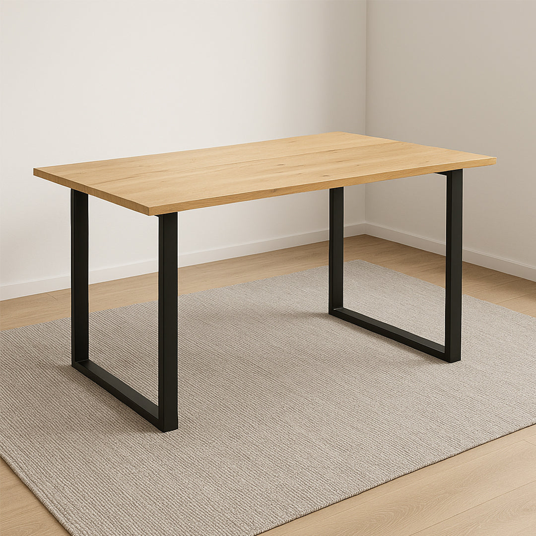 Hanko-lankkupöytä 140 x 90 cm antiikin värisellä tammikannella ja mustilla metallijaloilla. (Kahden pöytälankun välissä on rako.) Stailattu visualisointi.