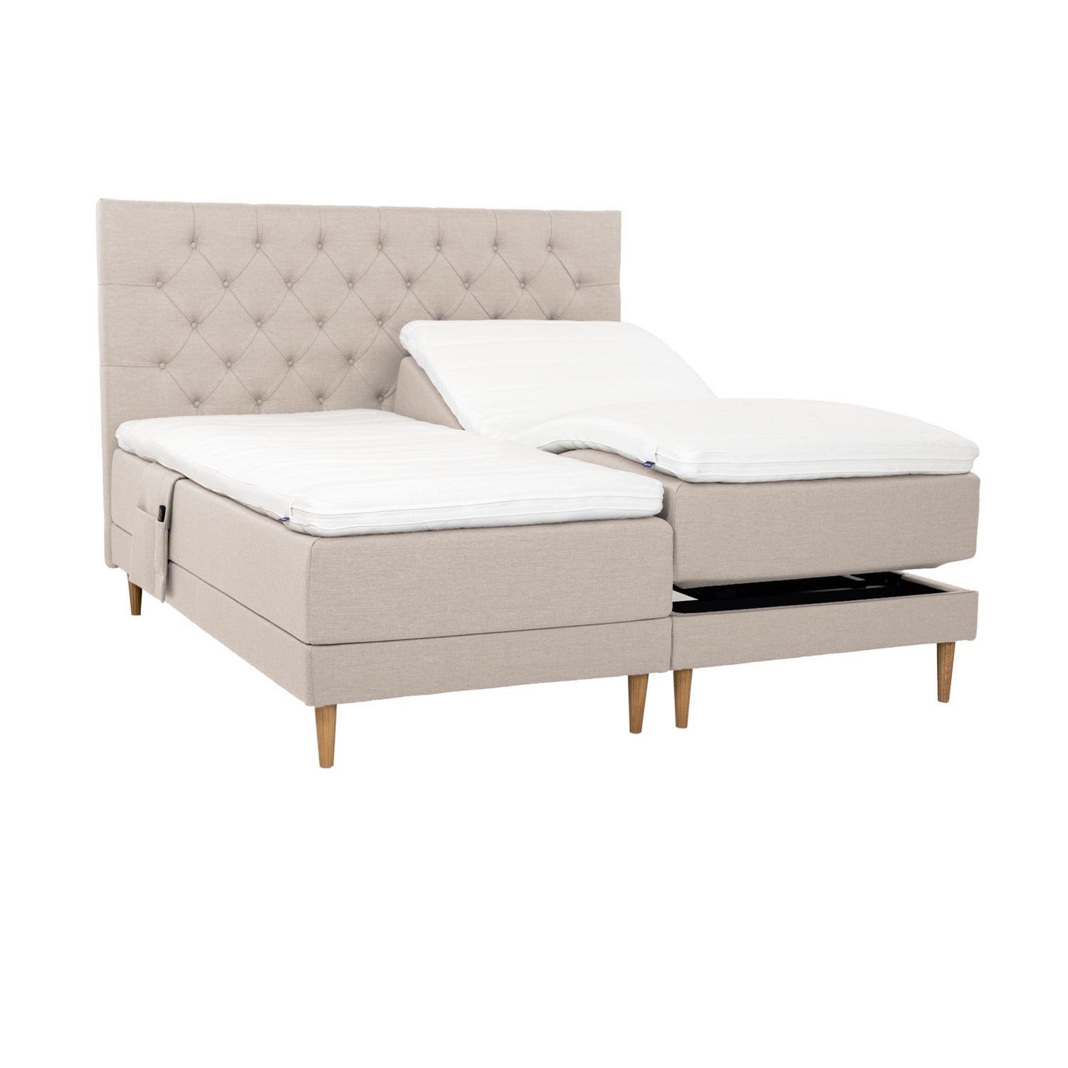 Beiget Hilding Cross -moottorisängyt tammenvärisillä korkeilla Hilding Raita -tammijaloilla, erillisillä Hilding Ergo -sijauspatjoilla ja Hilding -tarviketaskulla. Kuvan Cross -sängynpääty myydään erikseen.