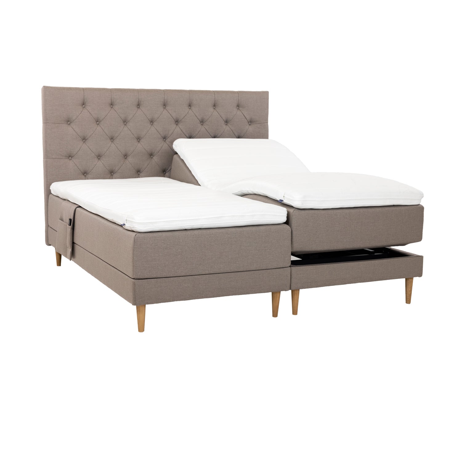 Hiekanväriset Hilding Cross -moottorisängyt tammenvärisillä Hilding Raita -tammijaloilla, erillisillä Hilding Ergo -sijauspatjoilla ja Hilding -tarviketaskulla. Kuvan Cross -sängynpääty myydään erikseen.