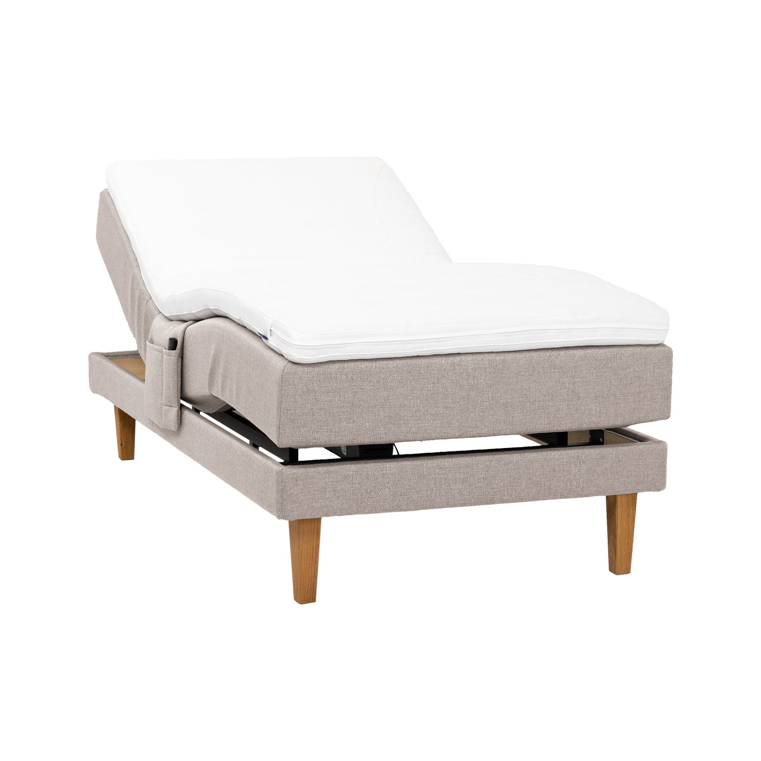 Beige Hilding Feel -moottorisänky 120 x 200 cm luonnonvärisillä 23 cm korkeilla Royal -tammijaloilla ja Hilding Hybrix Air Coolmax -sijauspatjalla. Kuvan tarviketasku myydään erikseen.