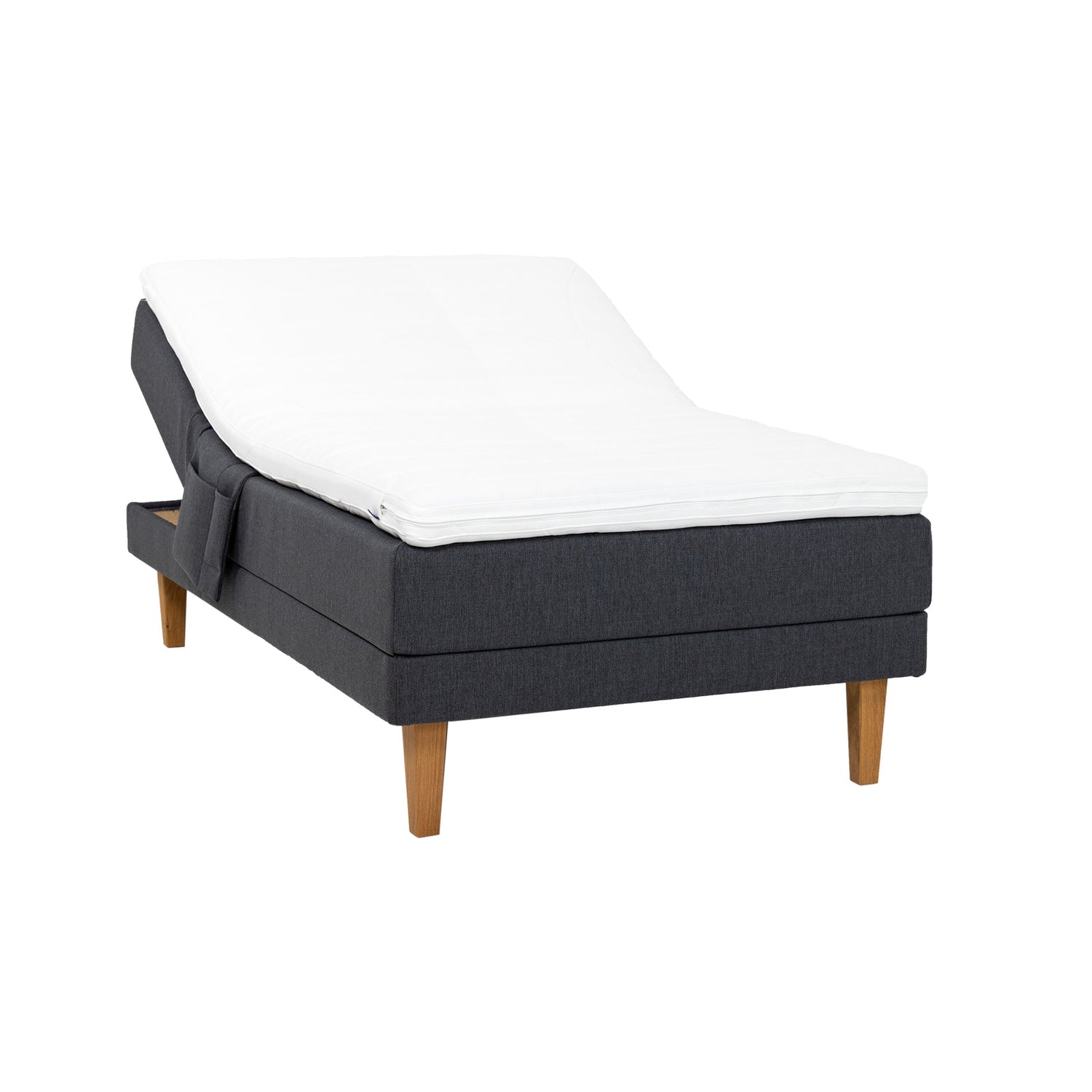 Antrasiitinvärinen Hilding Feel -moottorisänky 120 x 200 cm luonnonvärisillä 23 cm korkeilla Royal -tammijaloilla ja Hilding Hybrix Air Coolmax -sijauspatjalla. Kuvan tarviketasku myydään erikseen.