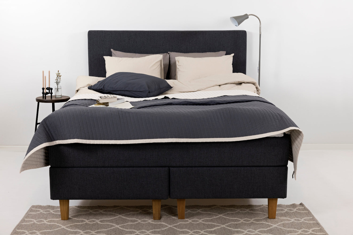 Kuvassa on antrasiitinvärinen Hilding Original -jenkkisänky luonnonvärisillä 18 cm korkeilla Royal-tammijaloilla ja yhtenäisellä profiloidulla kimmovaahtosijauspatjalla. Kuvan sängyn Original -sängynpääty myydään erikseen.