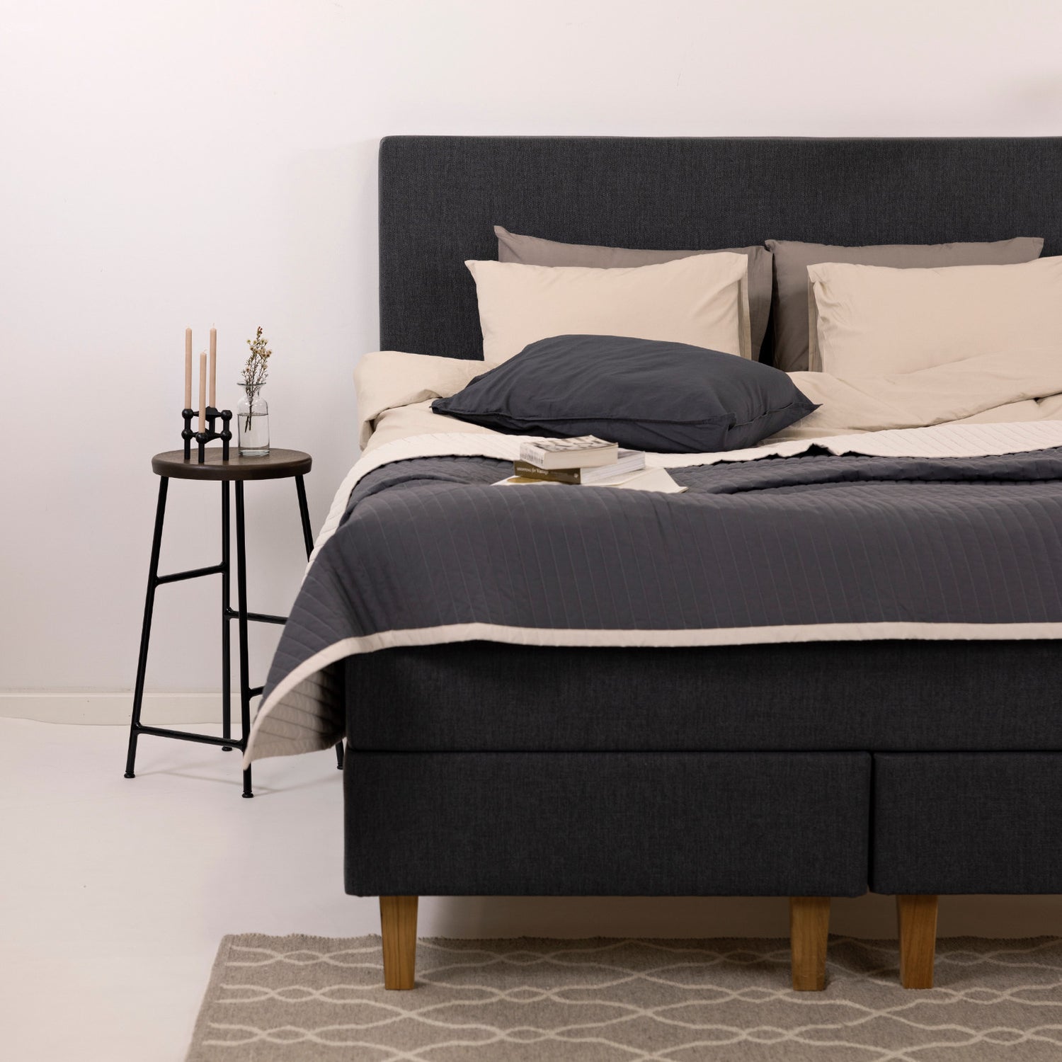 Kuvassa on antrasiitinvärinen Hilding Original -jenkkisänky luonnonvärisillä 18 cm korkeilla Royal-tammijaloilla ja yhtenäisellä profiloidulla kimmovaahtosijauspatjalla. Kuvan sängyn Original -sängynpääty myydään erikseen.