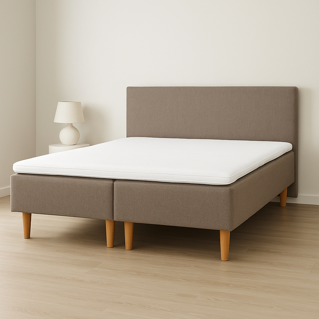 Hiekanväriset Hilding Original -runkopatjat luonnonvärisillä 23 cm korkeilla Royal -tammijaloilla ja yhtenäisellä 160 x 200 cm profiloidulla Hilding -kimmovaahtosijauspatjalla. Kuvan Original -sängynpääty myydään erikseen. Stailattu visualisointi.