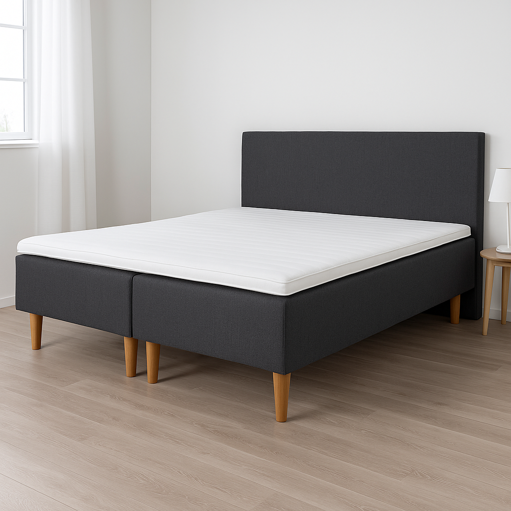 Antrasiitinväriset Hilding Original -runkopatjat luonnonvärisillä 23 cm korkeilla Royal -tammijaloilla ja yhtenäisellä 180 x 200 cm profiloidulla Hilding -kimmovaahtosijauspatjalla. Kuvan Original -sängynpääty myydään erikseen. Stailattu visualisointi.