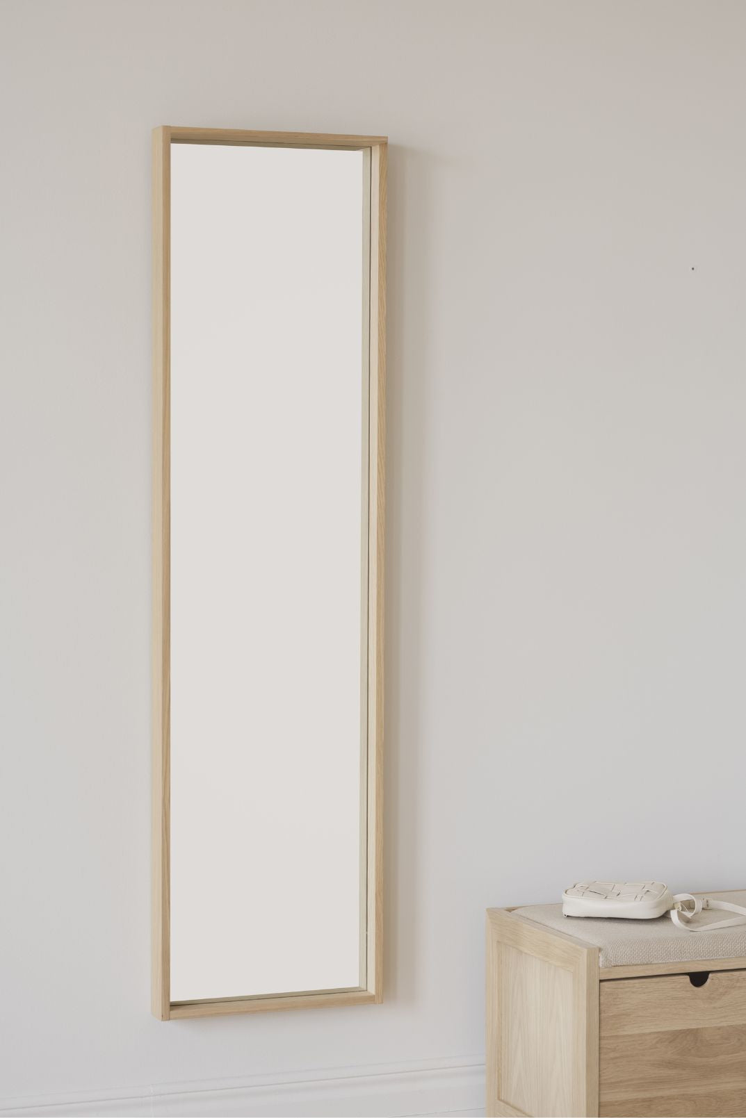 Valkotammenvärinen Hillmond-peili.