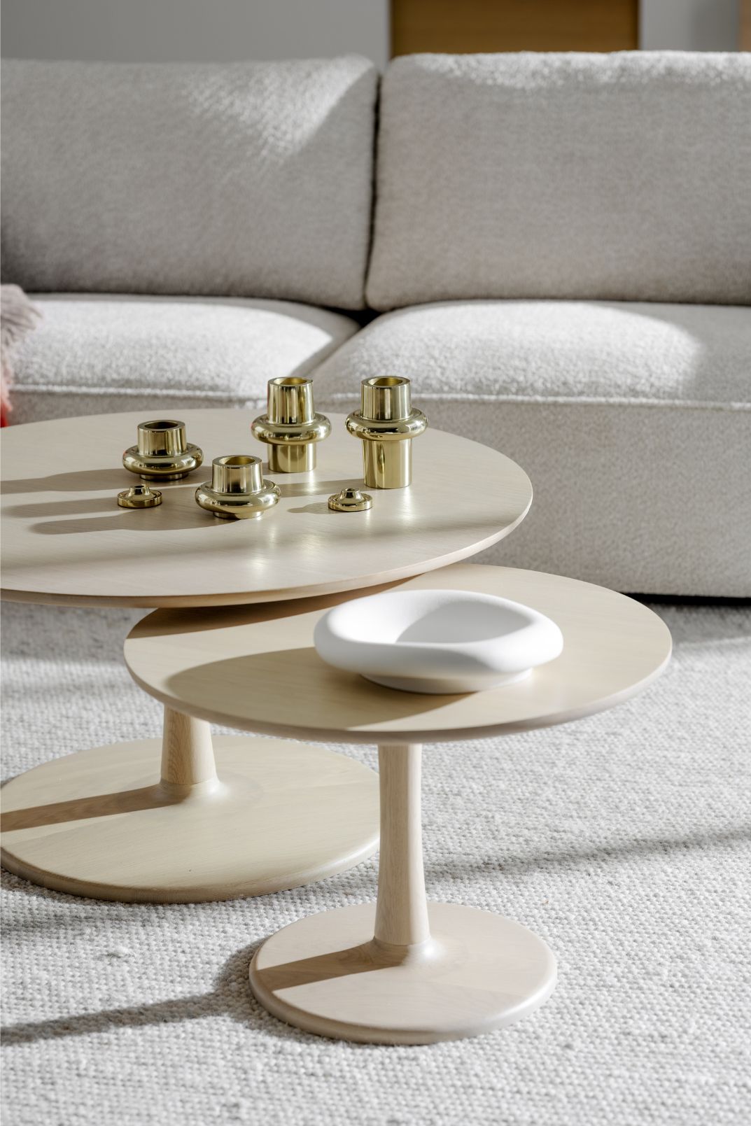 Valkotammenvärinen Hobart-sohvapöytä.(Kuvassa myös isompi, 90 cm Hobaart-sohvapöytä, myydään erikseen)