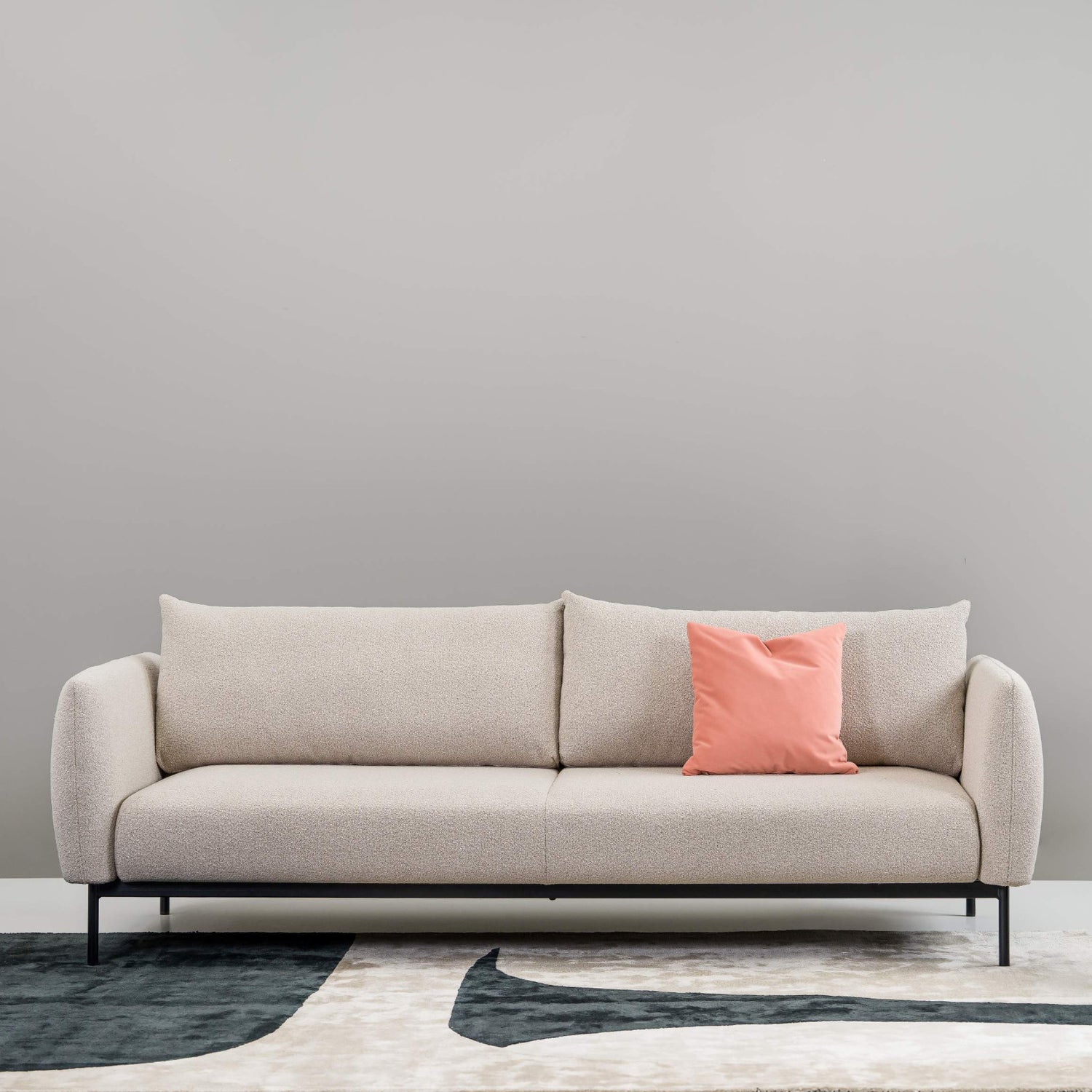 Kuvassa on Newby 3-istuttava vuodesohva beigellä Loop 03 -verhoilukankaalla ja tyylikkäällä mustalla metallisella jalkaosalla.