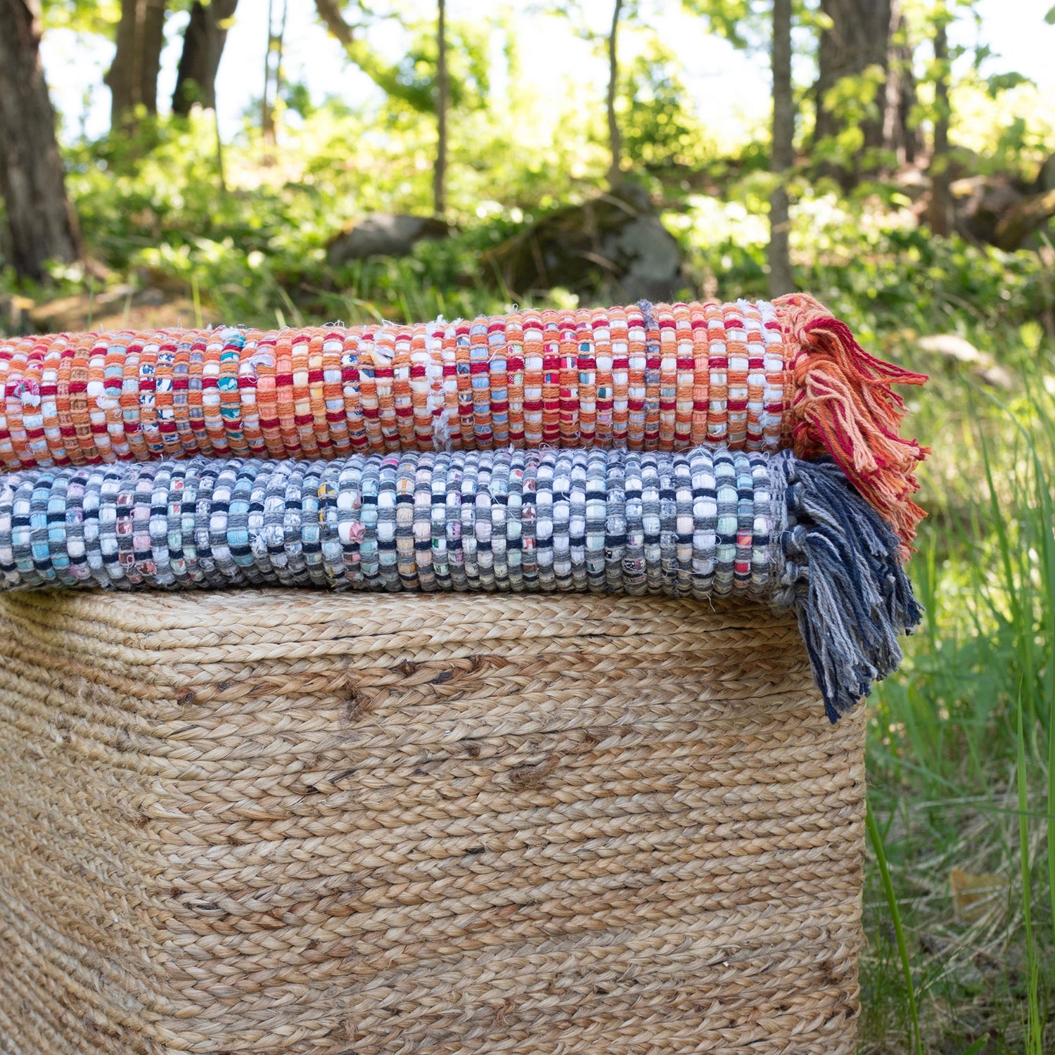 Kuvassa on Huviniemi-maton koralli ja harmaa väri.