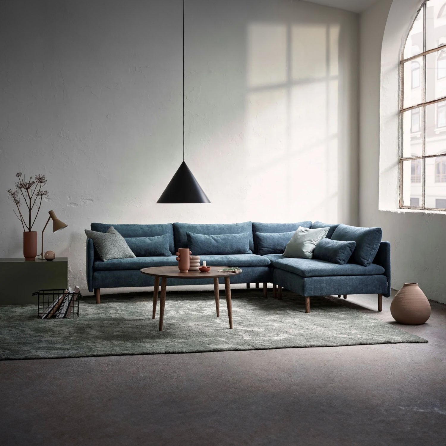 Idyll-vuodekulmadivaanissa on moduulit 3-istuttava sohva vasen + kulmaosa + 1-istuttava keskiosa. Verhoilukankaana on petroolinvärinen Ponza Petrol 14 ja jalat ovat savutammenväriset.