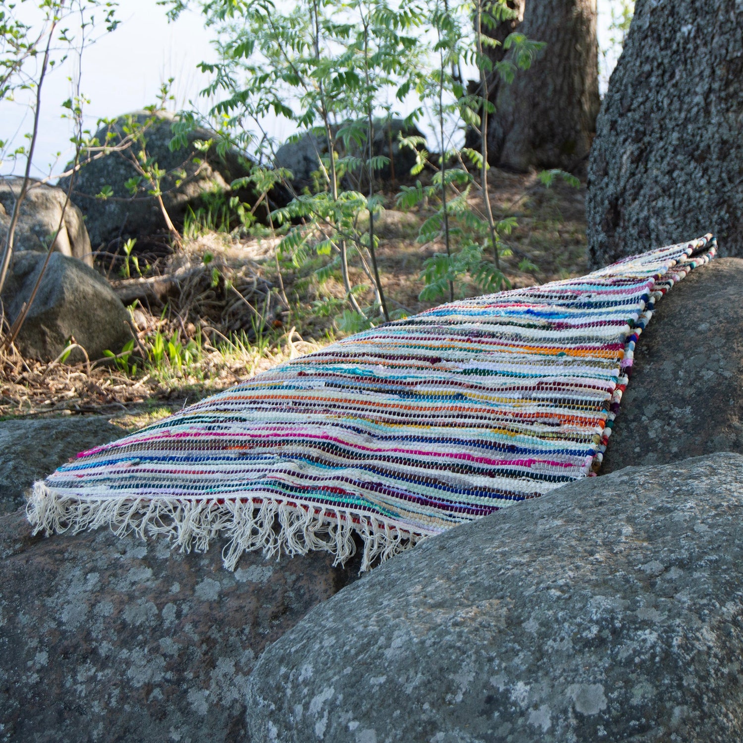 Kuvassa on monivärinen Ilona-puuvillamatto.