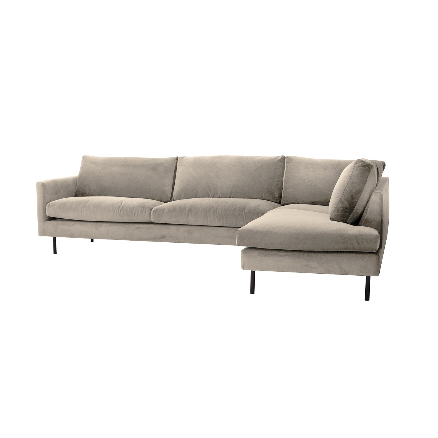 Jasmin-kulmadivaanisohva oikeanpuoleisella divaanilla ja hiekanvärisellä Aqua Clean Bellagio 156 -kankaalla sekä mustilla 17 cm korkeilla tolppajaloilla.