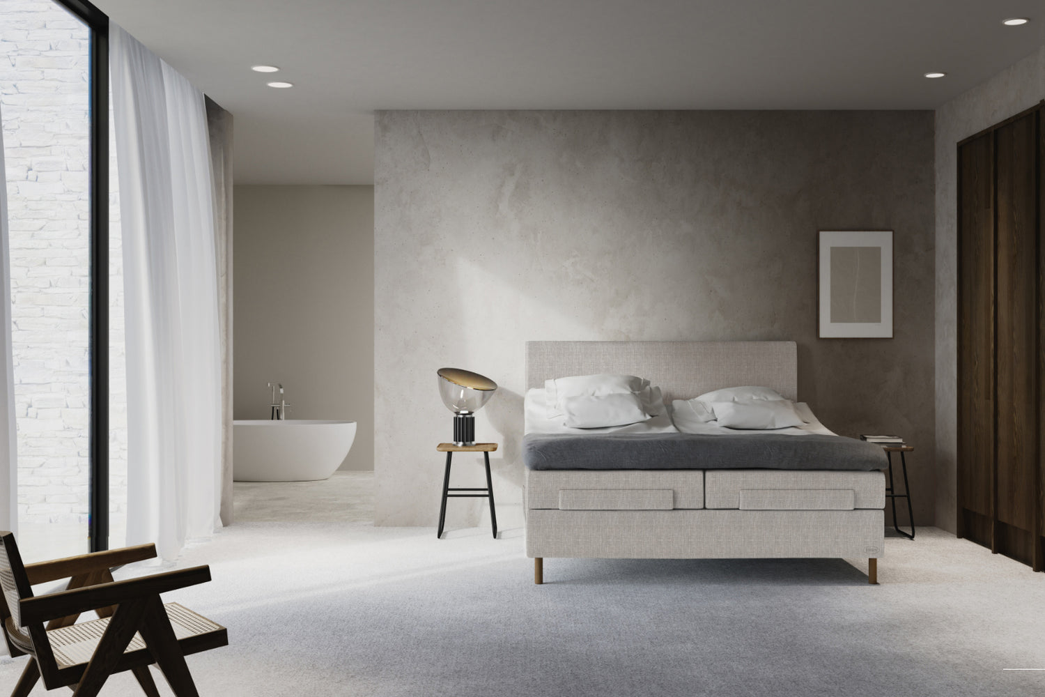 Kuvassa on Jensen Opal Limited Edition -säätösänkyjen beige Nature 291 -väri Seamless-verhoiltuna ja 14 cm korkeat luonnonväriset puujalat. TempSmart -sijauspatjat ja vakiojalat sisältyvät hintaan. Kuvan sängynpääty myydään erikseen.