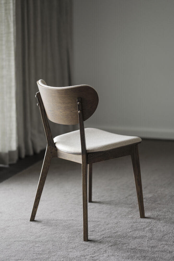 Kato-taivutetuoli savutammen värisenä, beigen värisillä istuimen ja selkänojan kangasverhoiluilla.