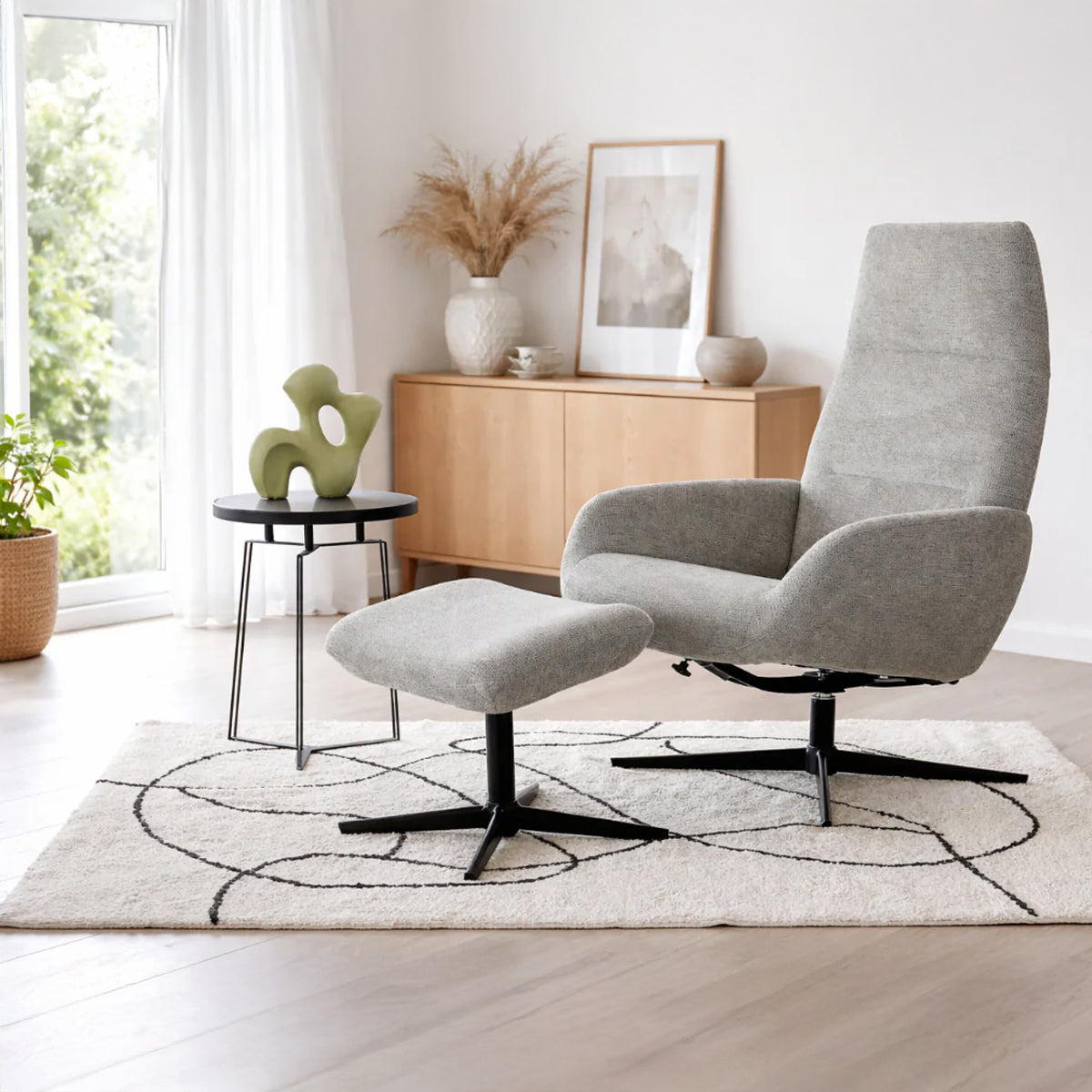 Kuvassa on Kebe Ergo -nojatuoli luonnonvaalealla Mito Natural -kangasverhoilulla ja mustalla Bossa Flat -jalalla. Kuvan rahi ei sisälly hintaan - myydään erikseen.