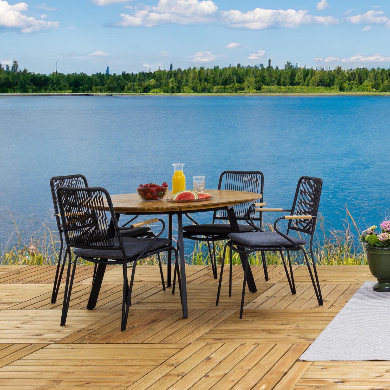 Kuvassa on Kesähelmi-sarjan pyöreä mustarunkoinen ruokapöytä ja erikseen myytävät tuolit istuinpehmusteilla.