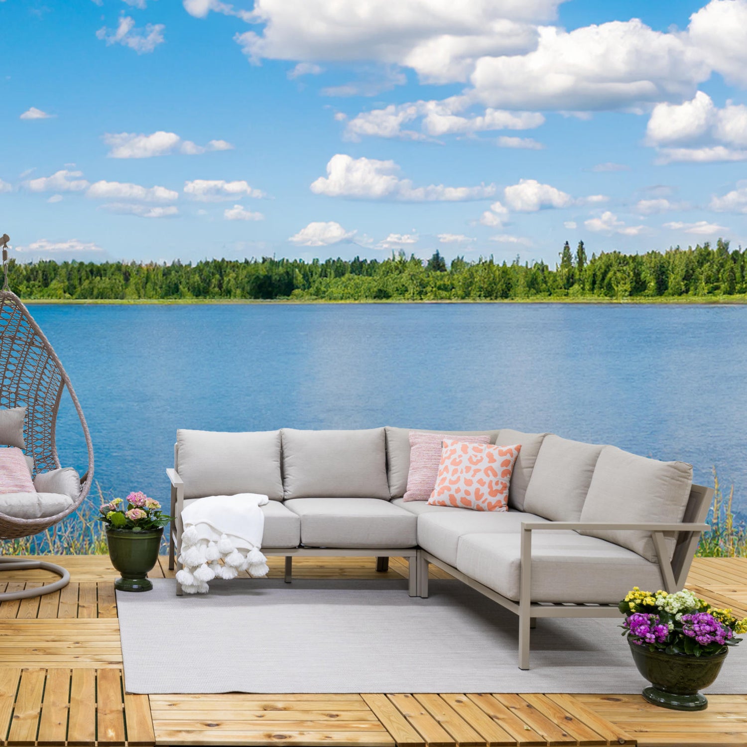 Kuvassa on beige Kesähelmi-kulmasohva.