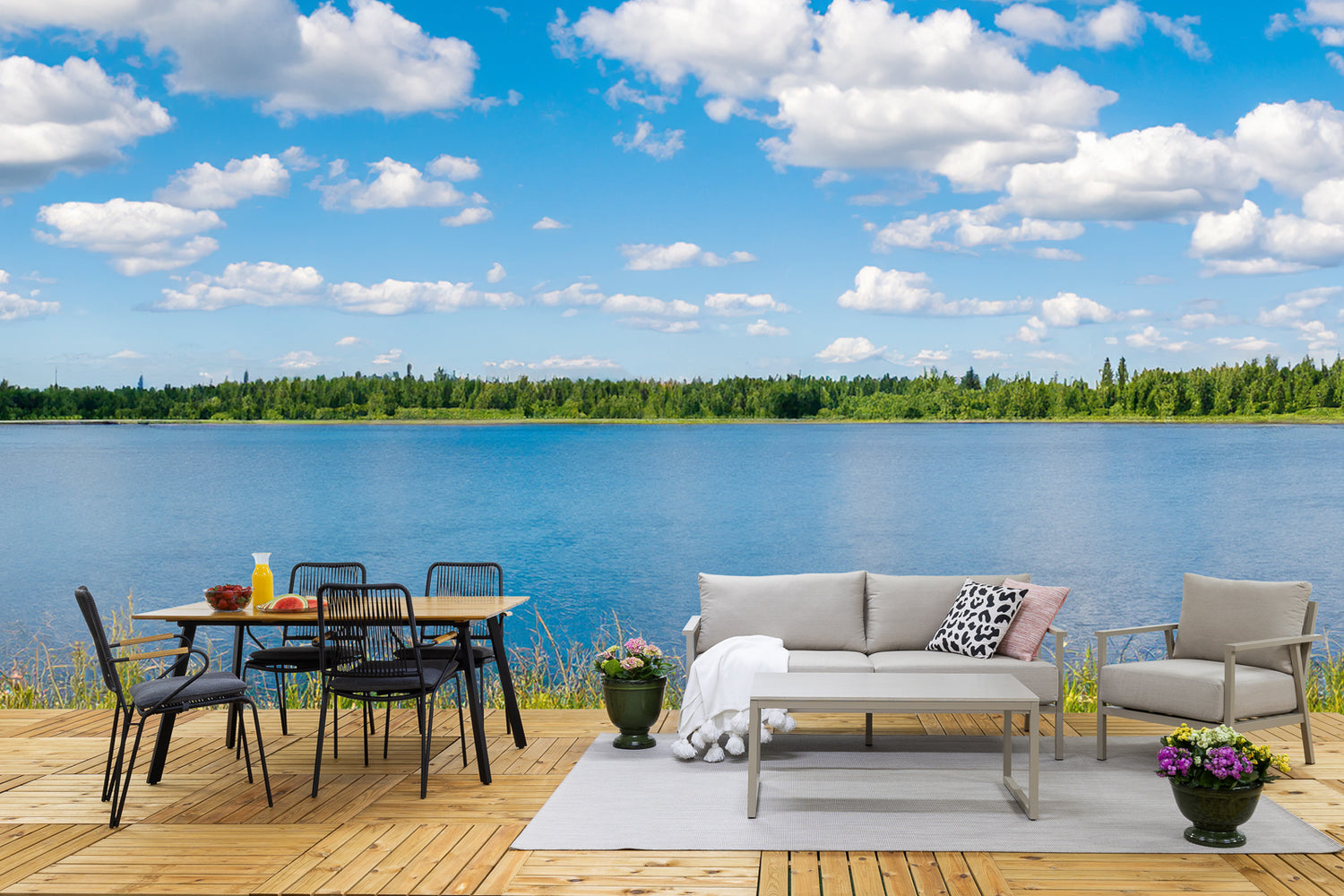 Kuvassa on Kesähelmi-sarjan pienempi mustarunkoinen 150 x 90 cm ruokapöytä ja tuolit istuinpehmusteilla (tämän isomman 200 x 100 cm sivuille mahtuu yht. 6 tuolia!). Lisäksi kuvassa on beiget Kesähelmi-sohva, nojatuoli ja sohvapöytä koottuna Mattokympin pellavanväriselle Pilke-matolle. Mattokympiltä kuvassa myös valkoinen Sävel Tupsu -torkkupeitto, sekä musta Rita ja roosanvärinen Kesälahti-koristetyyny.