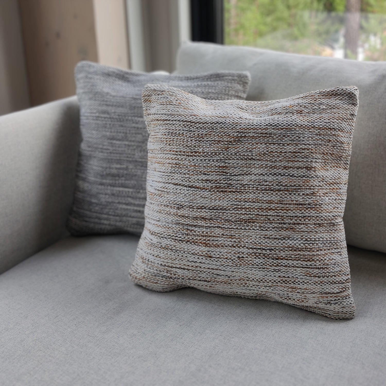 Kesälahti-tyynyt harmaana ja ruskeanharmaana.