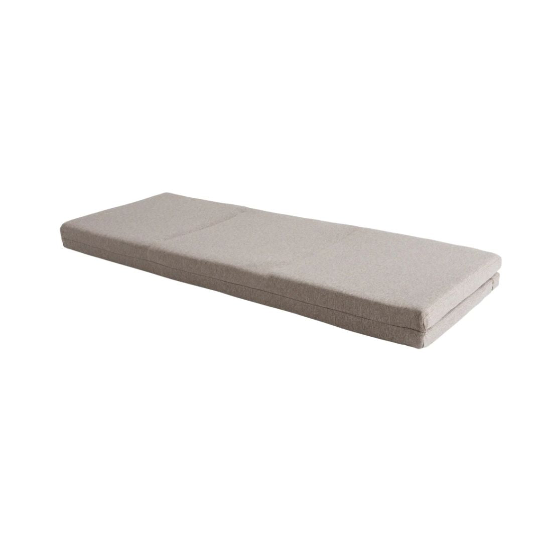 Levon-taittopatja beigen värisenä. Laadukas patja on pehmeä ja miellyttävä valinta puusohvan kaveriksi.