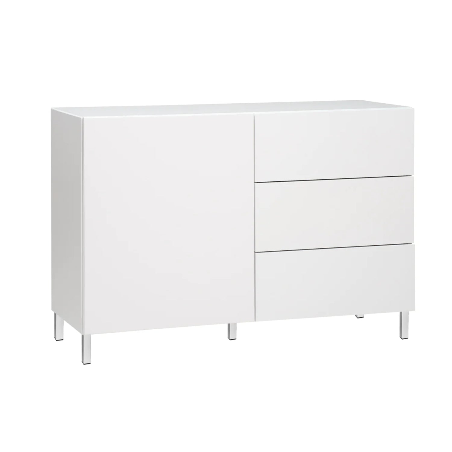 Kuvassa on 120 cm leveä korkeakiiltovalkoinen Lumo-senkki valkoisilla metallijaloilla. Sarjan tuotteissa on valkoinen lasikansi.