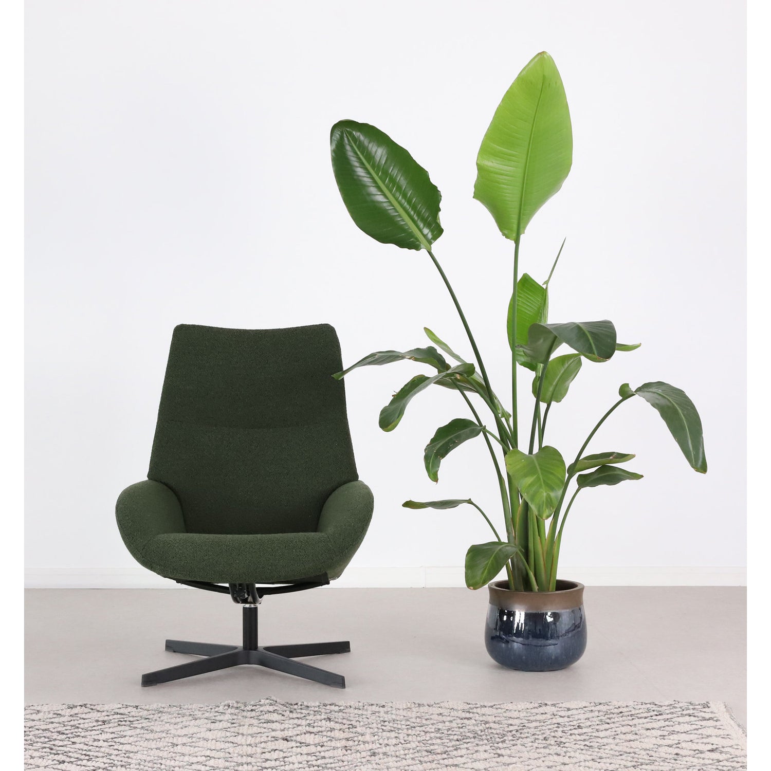 Kuvassa on Kebe Lotus -tv-tuoli vihreällä Alpine Forest 438 -kangasverhoilulla ja mustalla Vision -ristikkojalalla.