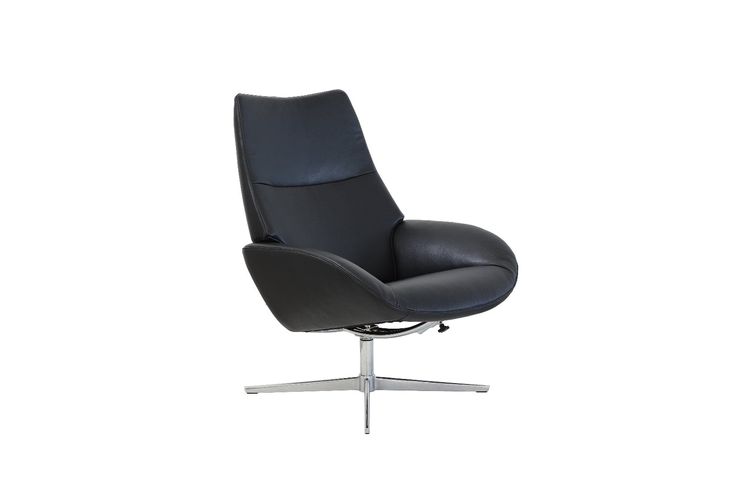 Kebe Lotus -nojatuoli mustalla Balder-nahkaverhoilulla ja kromin värisellä Bossa Flat-jalalla.