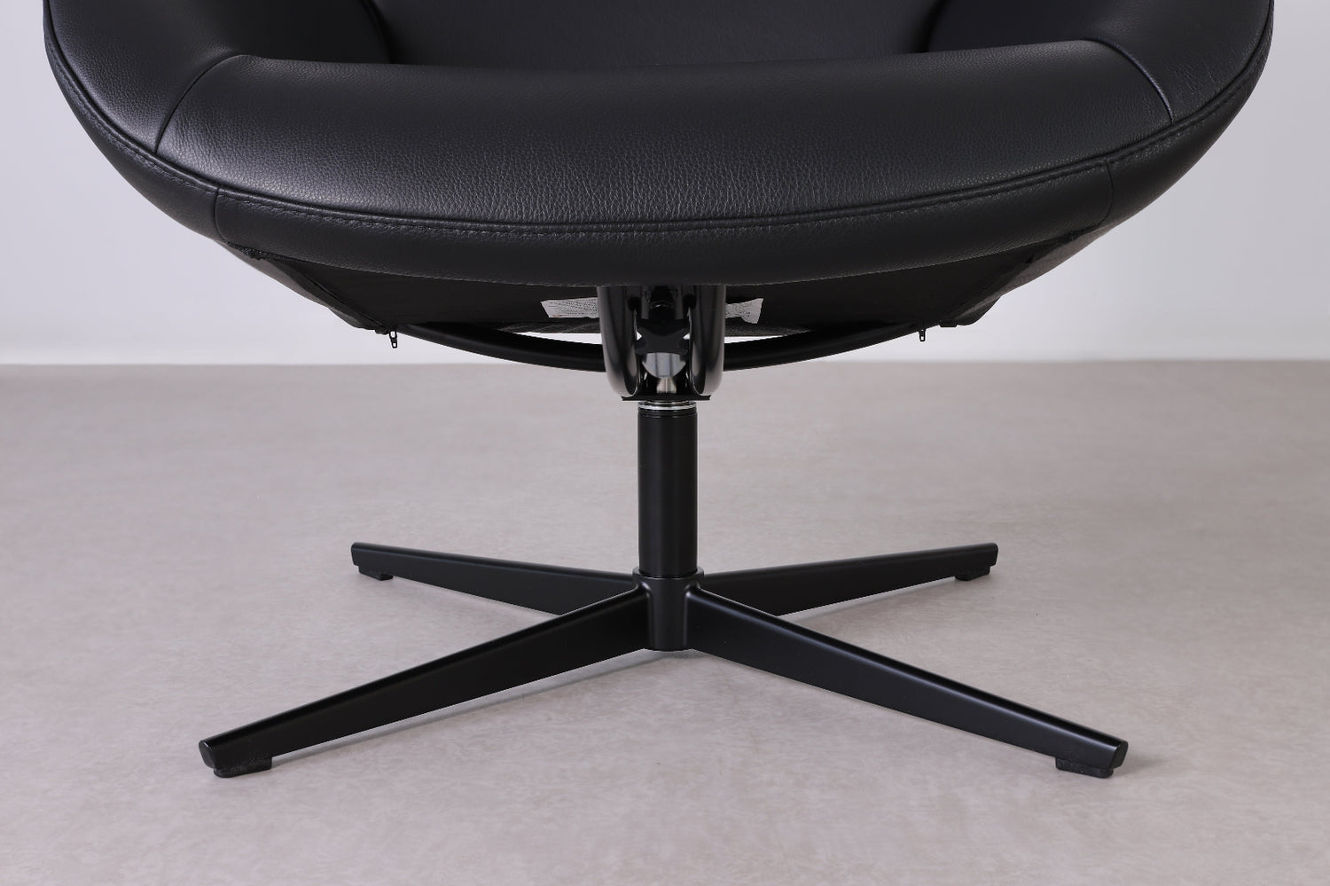 Lähikuva kokmustasta Kebe Lotus -nojatuolista mustalla Balder-nahkaverhoilulla ja kromin värisellä Bossa Flat -jalalla.