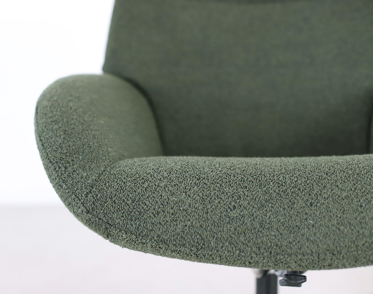 Lähikuvassa on Kebe Lotus -tv-tuoli vihreällä Alpine Forest 438 -kangasverhoilulla ja mustalla Vision -ristikkojalalla.