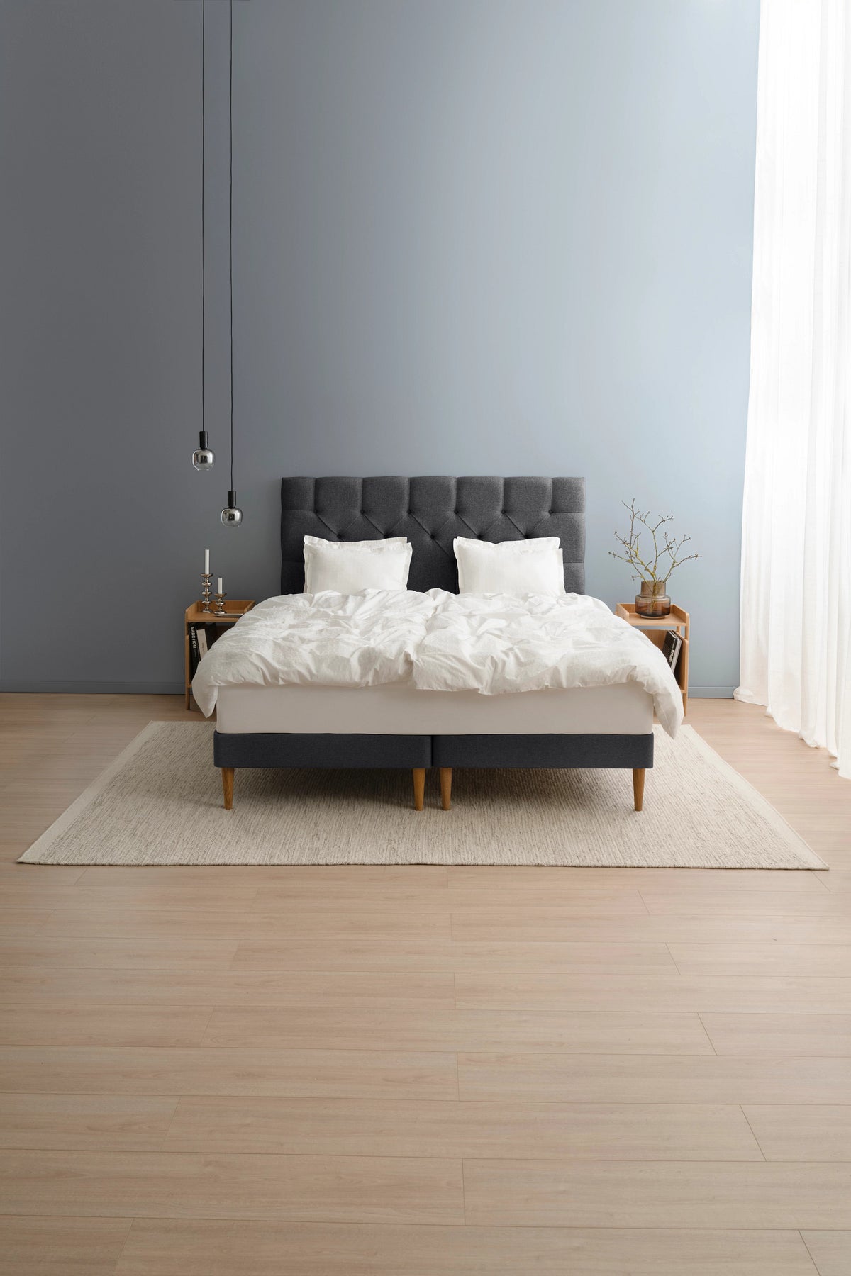 TEMPUR Stay -vuoderunkosänky miljöökuvassa, grafiitti Dark Stone, koot 140 x 200, 160 x 200 ja 180 x 200 cm.