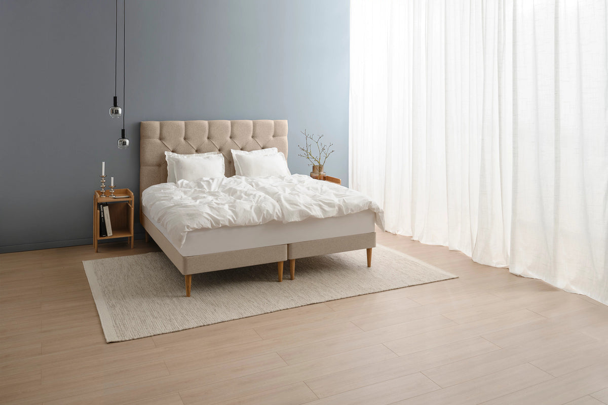 TEMPUR Stay -vuoderunkosänky miljöökuvassa, hiekka Sand, koot 140 x 200, 160 x 200 ja 180 x 200 cm.