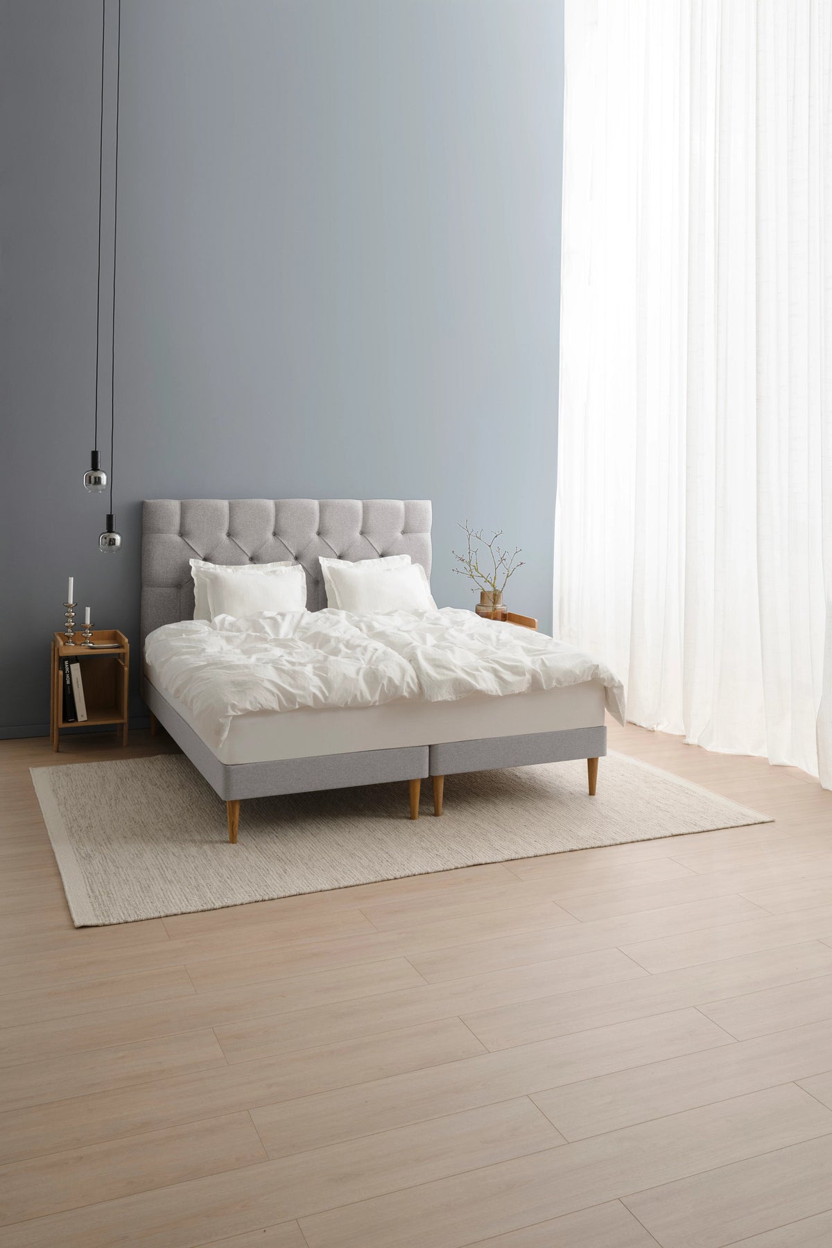 TEMPUR Stay -vuoderunkosänky miljöökuvassa, harmaa Stone, koot 140 x 200, 160 x 200 ja 180 x 200 cm.