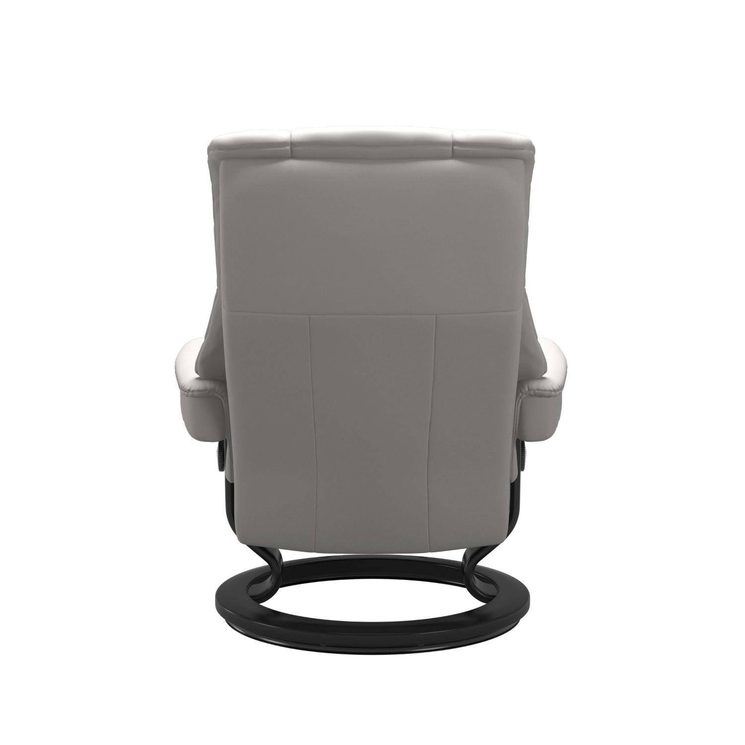 Stressless Mayfair M -lepotuoli ja rahi valkoisena: Milky White Batick-nahkaverhoilulla ja mustalla Black -Classic-puujalustalla.