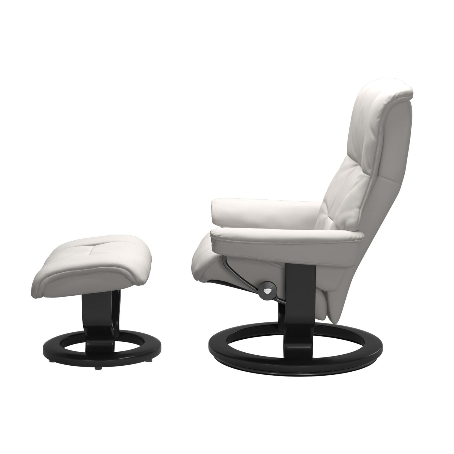 Stressless Mayfair M -lepotuoli ja rahi valkoisena: Milky White Batick-nahkaverhoilulla ja mustalla Black -Classic-puujalustalla.