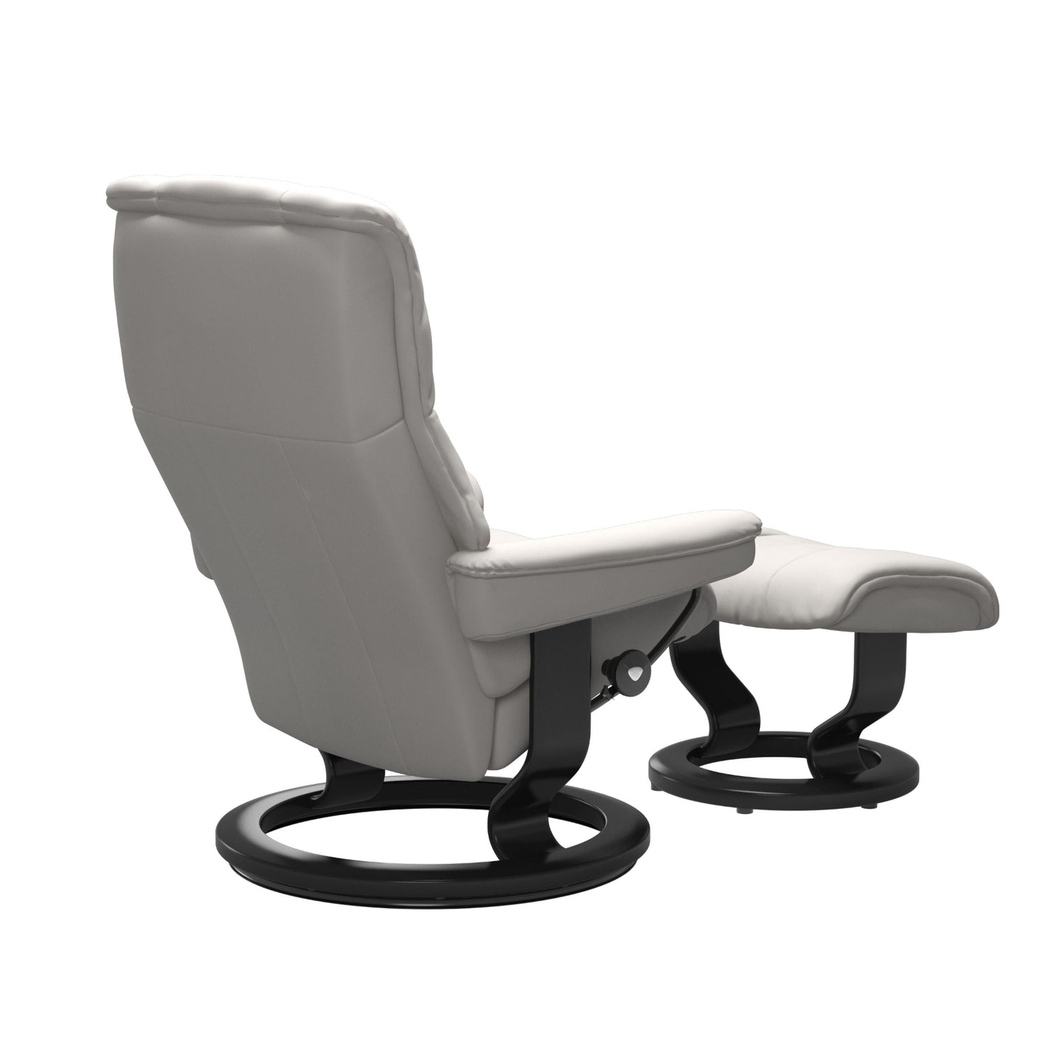 Stressless Mayfair M -lepotuoli ja rahi valkoisena: Milky White Batick-nahkaverhoilulla ja mustalla Black -Classic-puujalustalla.