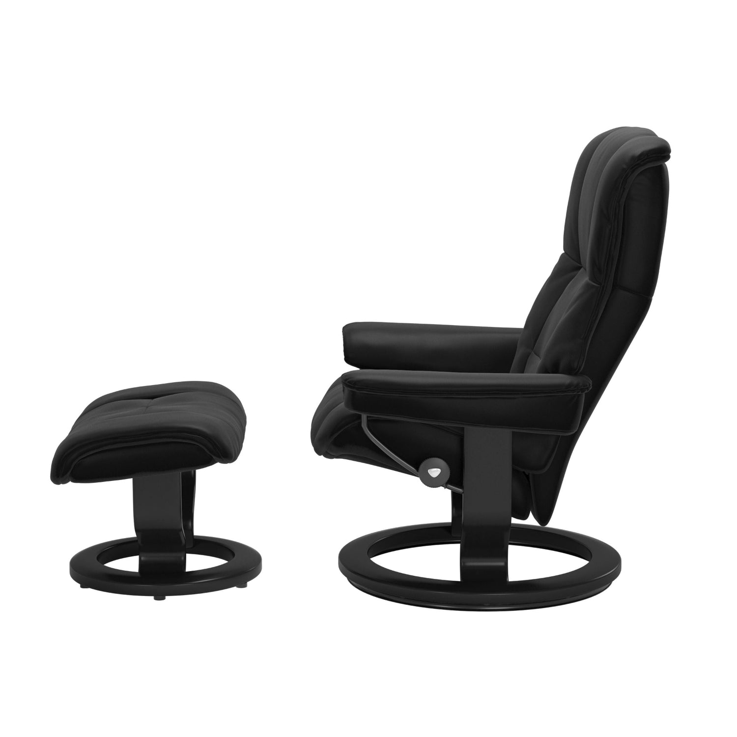 Stressless Mayfair M -lepotuoli ja rahi mustana: Black 19 Batick-nahkaverhoilulla ja musta petsi Black 05 -Classic-puujalustalla.