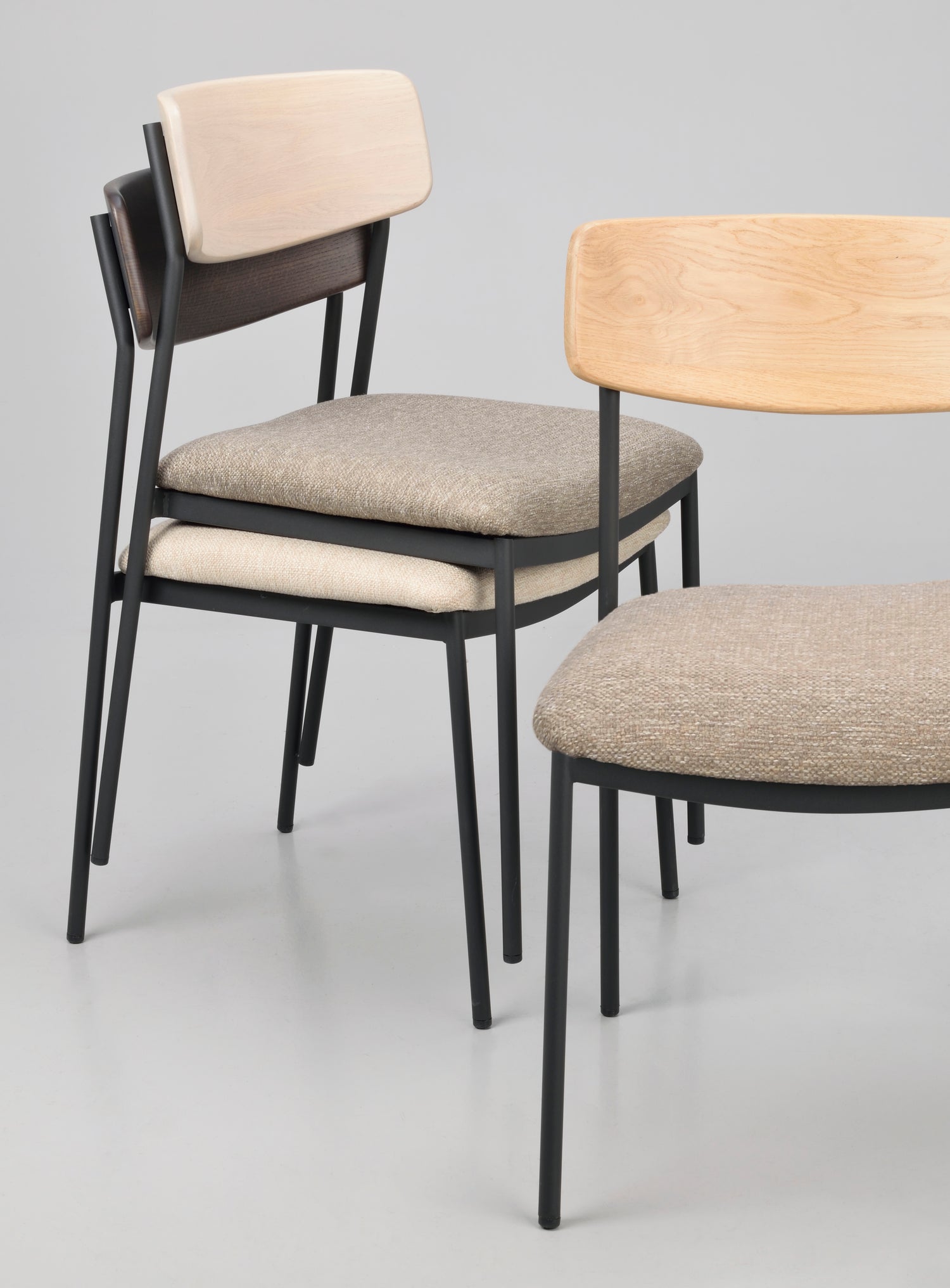 Maymont-tuoli on helposti pinottavissa.