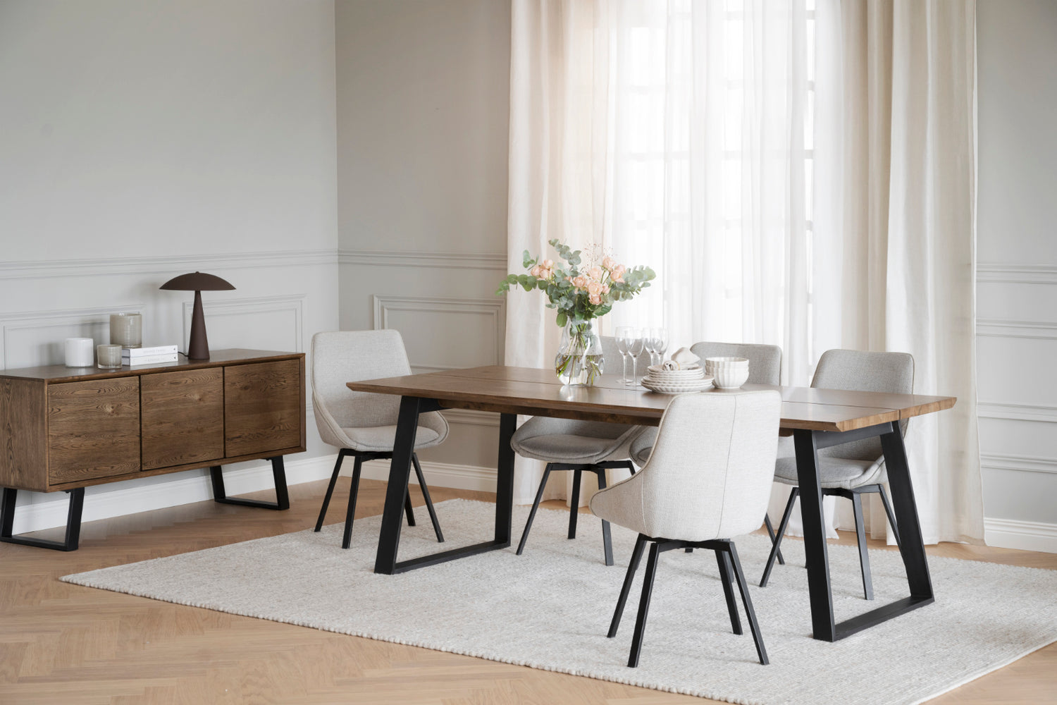 Kuvassa on Melville-lankkupöytä, ruskea ja mustat jalat. Pöydästä on tehty ruokaryhmä Rowicon Alison-tuolien kanssa.