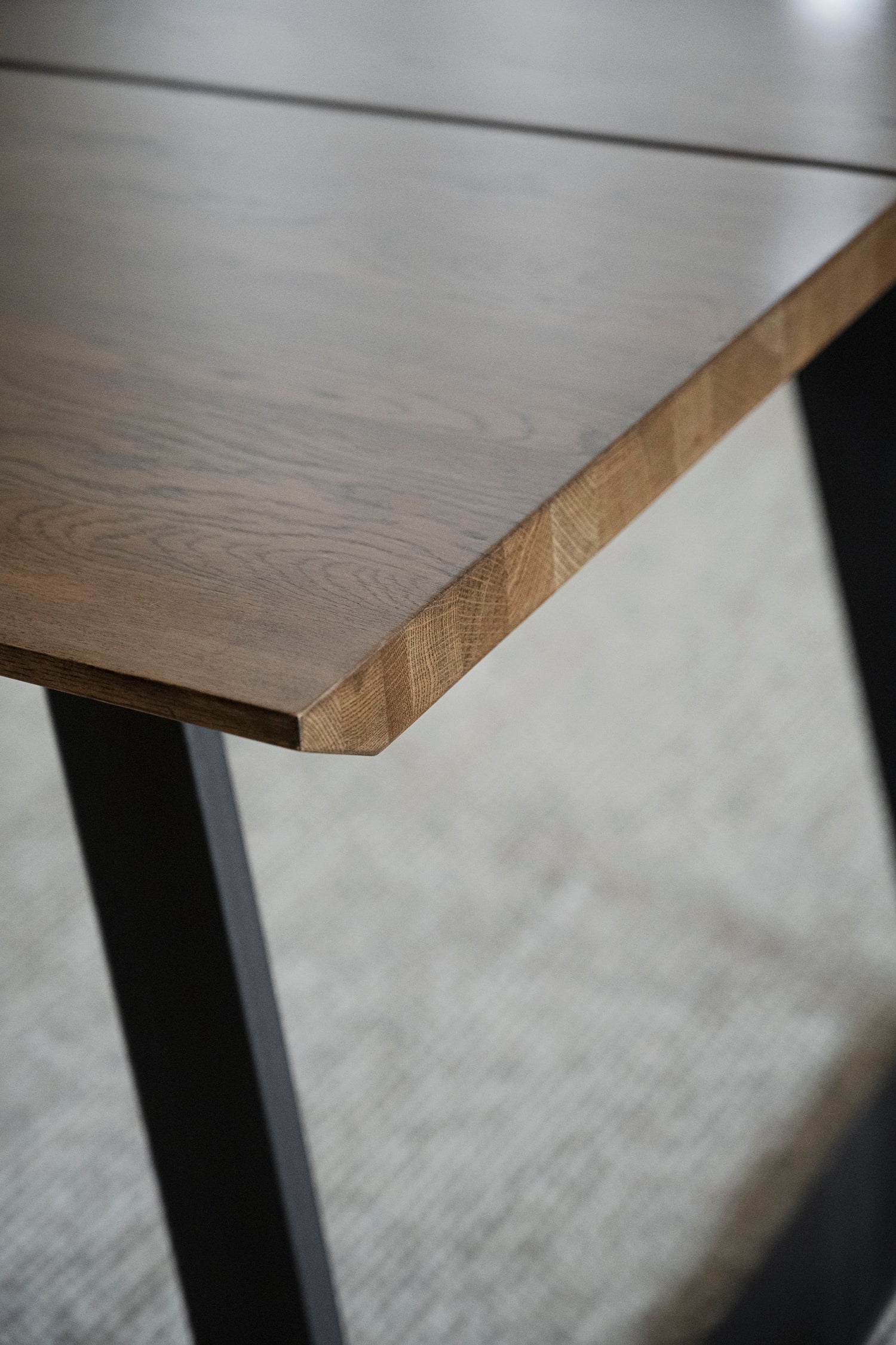 Lähikuvassa Melville-ruokapöytä, ruskea ja mustat jalat.