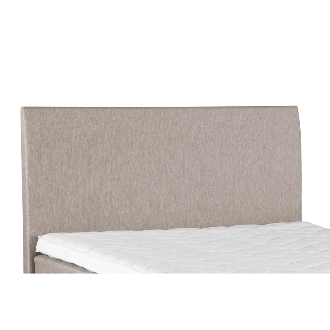 Aalto-sängynpäädyssä on sama verhoilu, kuin Aalto- ja Ranta-mallistojen patjoissa. Kuvassa beige väri.