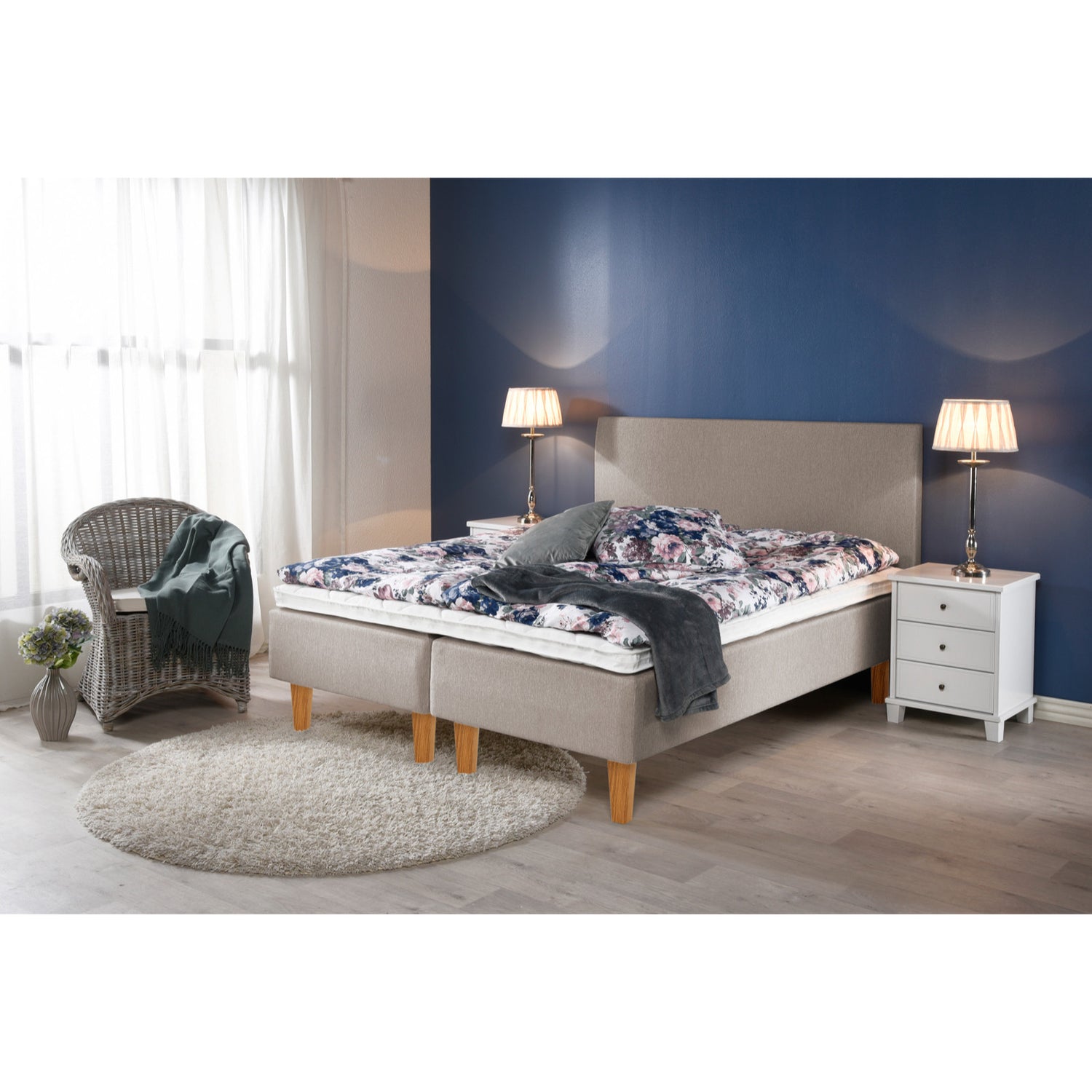 Ranta-runkopatjan beige sävy sopii monenlaiseen sisustukseen. Kuvassa on beigenvärinen sänky luonnonvärisillä Royal-tammijaloilla ja valkoisella profiloidulla sijauspatjalla. Kuvan sängynpääty myydään erikseen.