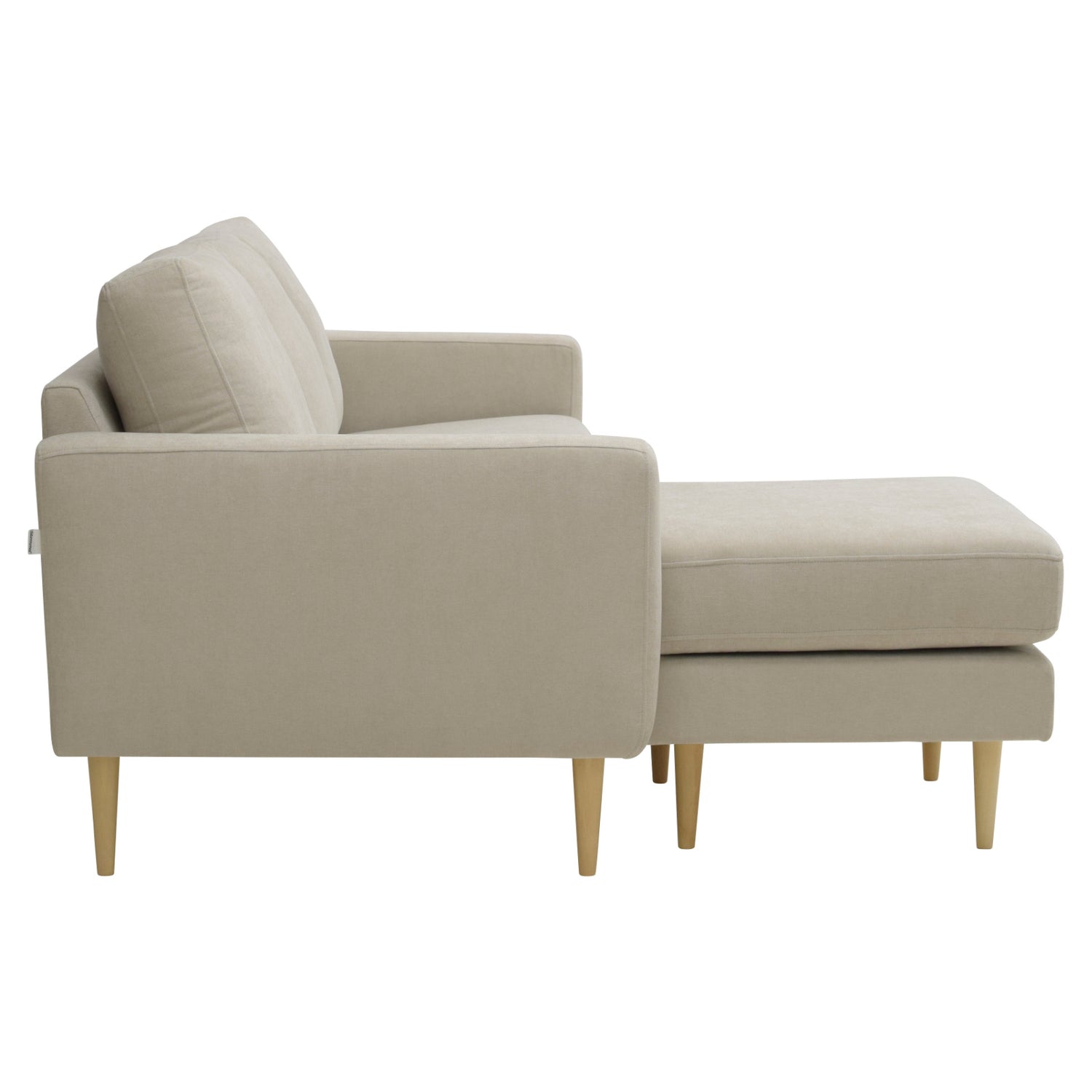 Kolmen istuttava Mila-divaanisohva vasemmanpuoleisella divaanilla (kätisyys vaihdettavissa). Sohva on verhoiltu hiekanvärisellä Feel 05-kankaalla ja siinä on luonnonväriset pyöreäkartio-puujalat.